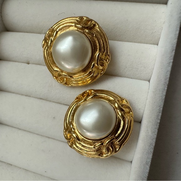❌SOLD❌ CHANEL Vintage Faux Pearl Clip On Earrings - Picture 6 of 6